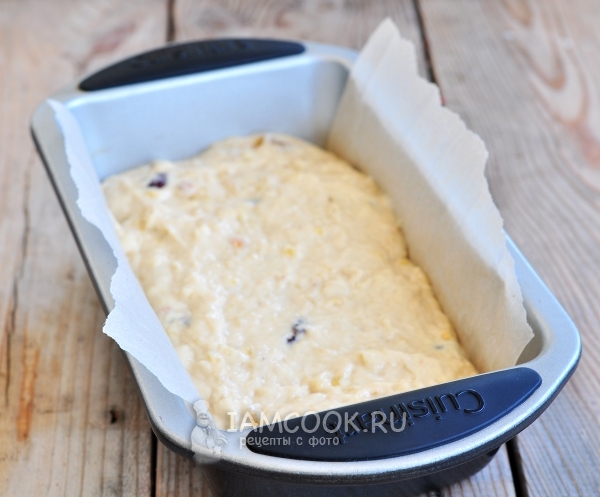 Переложить тесто в форму