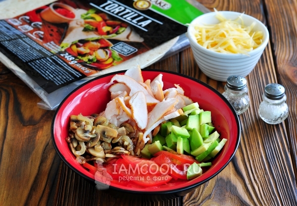 Нарезаем копчёную курицу