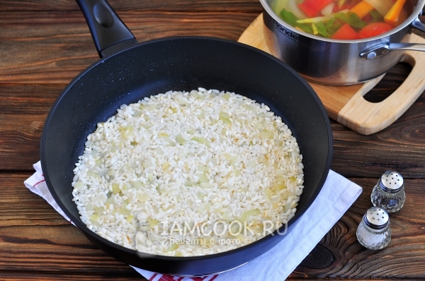 Влить чуть-чуть бульона в рис