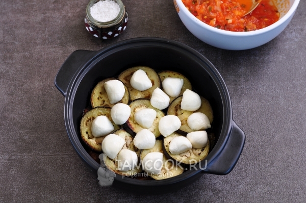 Положить слой моцареллы