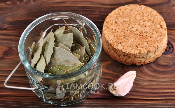 Подготовить лавровый лист и чеснок