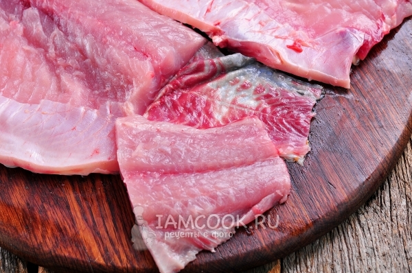 Срезать филе рыбы с кожи