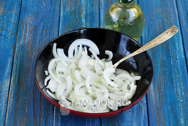 Положить в маринад лук