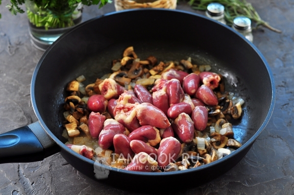 Положить сердечки к грибам с луком