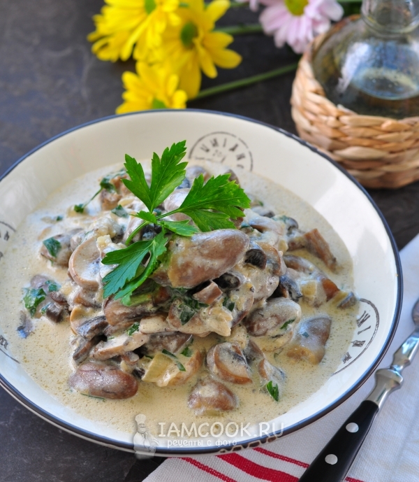 Рецепт куриных сердечек с грибами в сметане