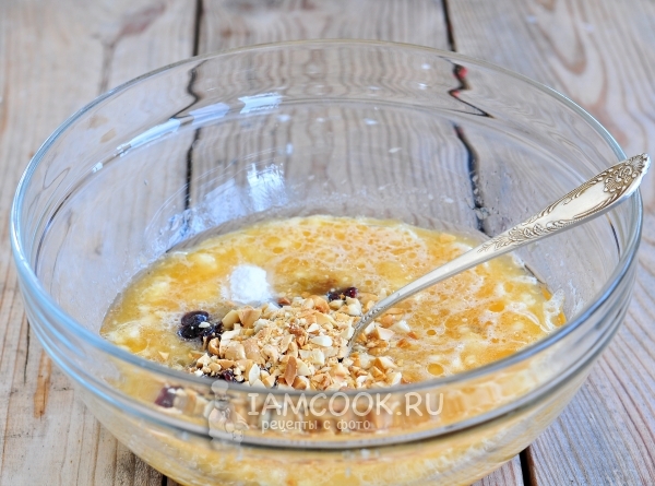 Добавить сухофрукты и орехи