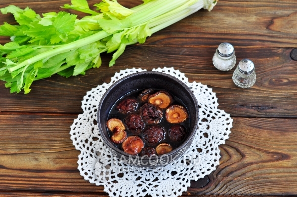 Замочить грибы в воде