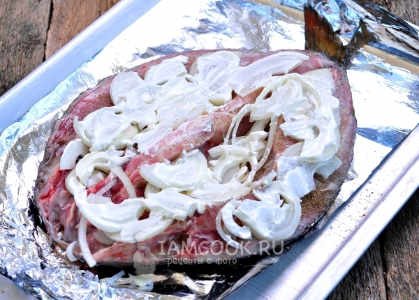 Смазать лук майонезом