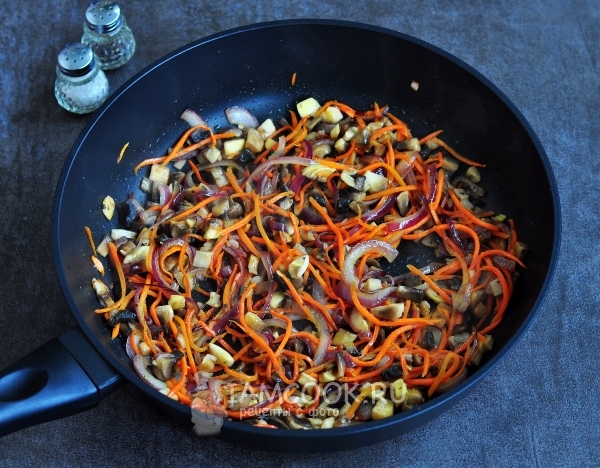 Положить грибы