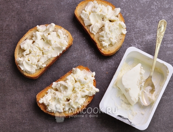 Положить на хлеб сыр