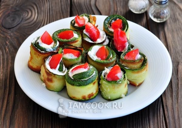 Фото жареных кабачков с помидорами и чесноком на сковороде
