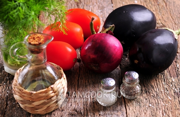 Ингредиенты для тушеных баклажанов с помидорами