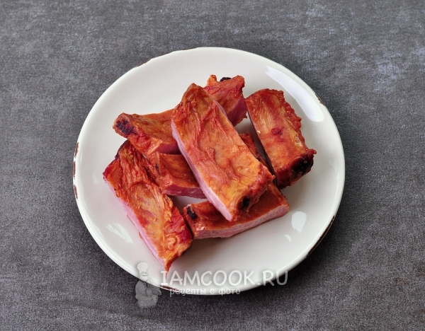 Порезать копченые ребрышки