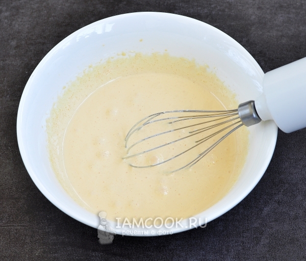 Взбить желтки с сахаром