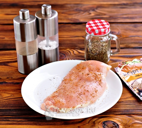 Натереть мясо солью со специями