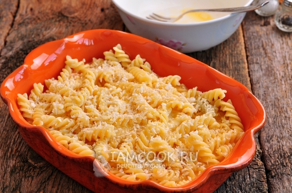 Посыпать сухарями и сыром