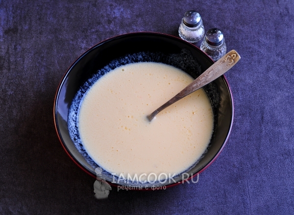 Взбить яйца с кефиром