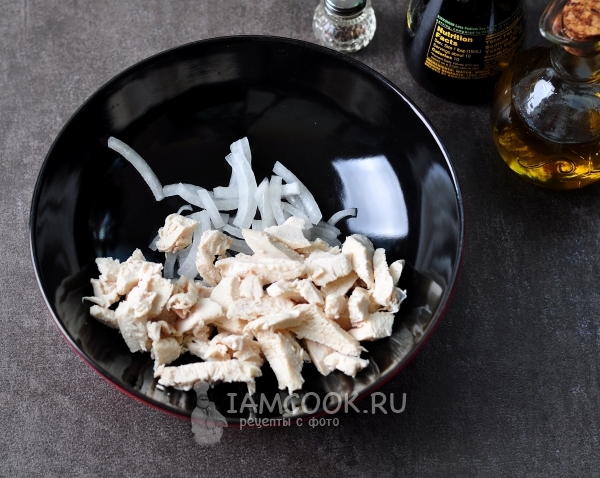 Порезать лук и куриное филе