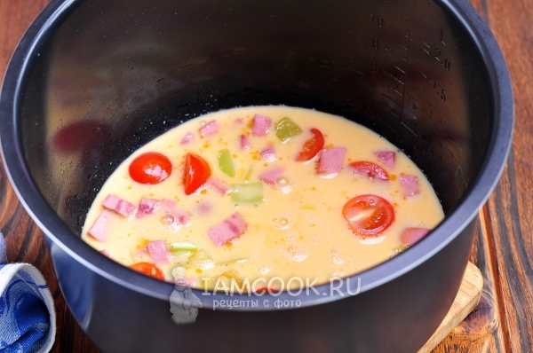 Влить яичную смесь