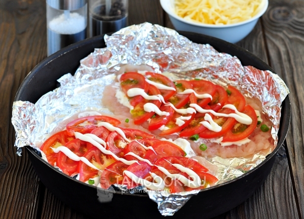 Полить майонезом