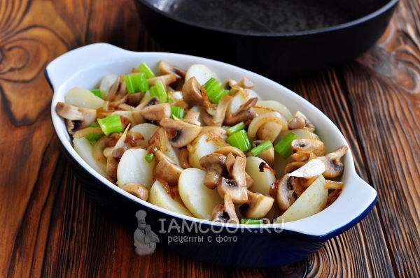 Положить на картофель грибы