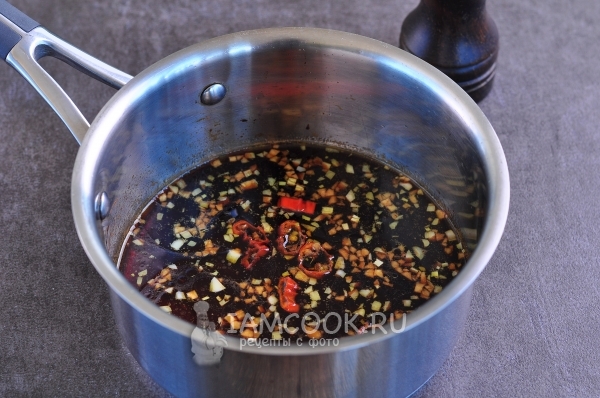 Добавить перец и чеснок