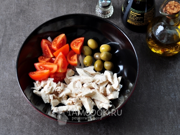 Положить помидоры и оливки
