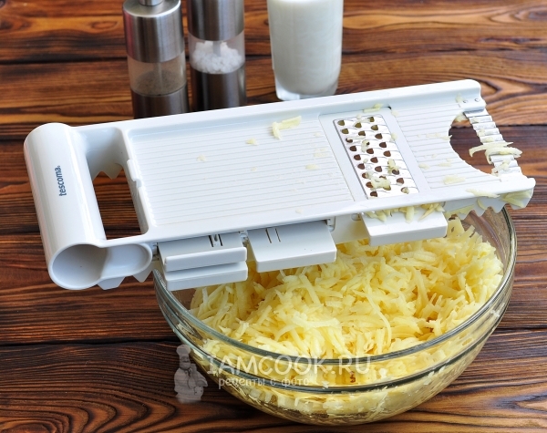 Натереть на терке картофель