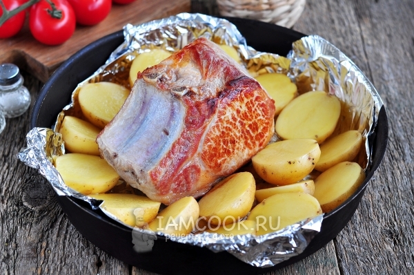 Положить мясо на картофель