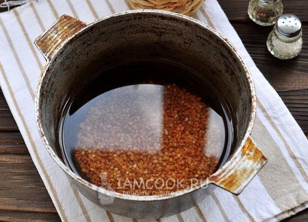 Залить гречку водой