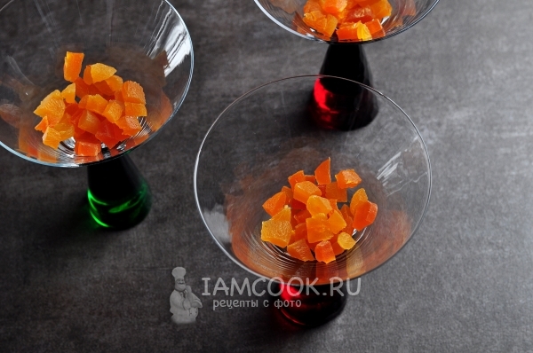 Положить в креманки цукаты