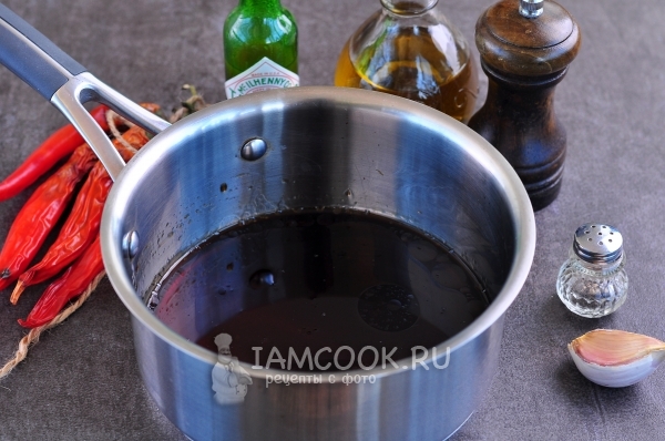 Соединить соевый соус, уксус, масло и воду