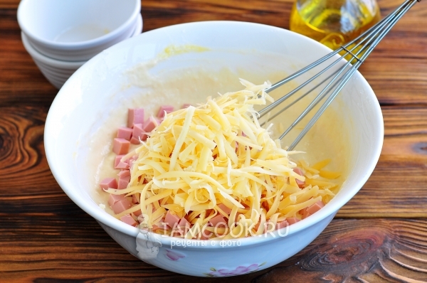 Положить колбасу и сыр