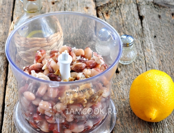 Сложить фасоль и приправу в блендер