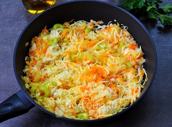 Положить квашеную капусту