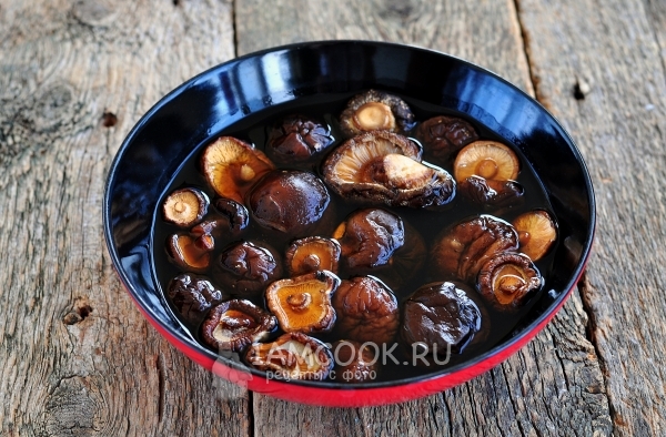 Замочить грибы в воде