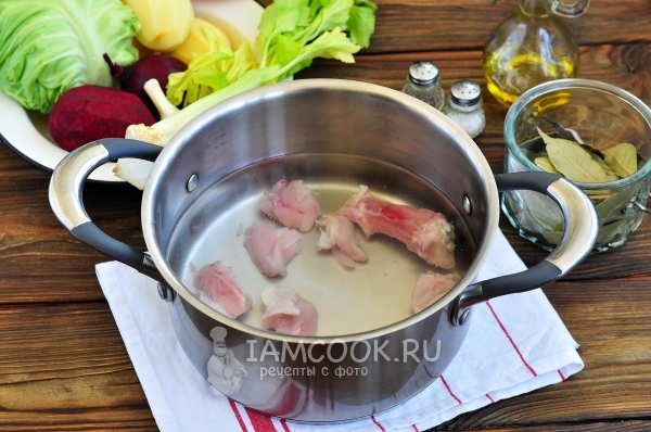 Положить мясо в воду