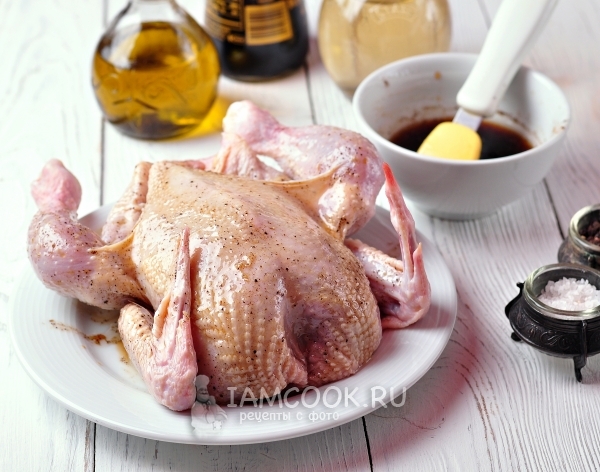Смазать курицу маринадом