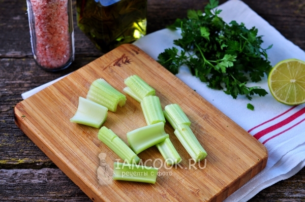 Порезать сельдерей на кусочки