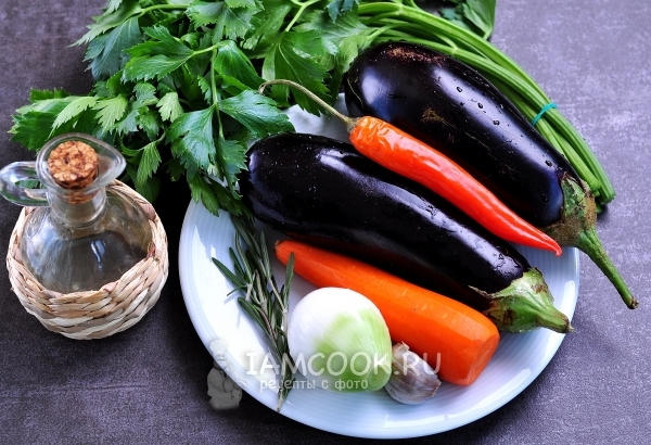 Ингредиенты для тушеных баклажанов с помидорами и чесноком