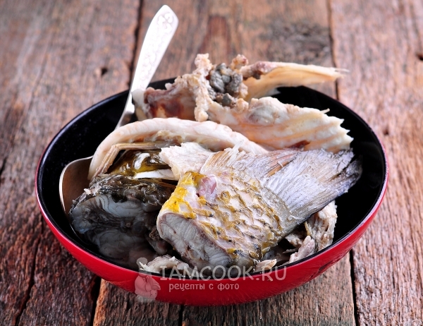 Достать рыбу из бульона