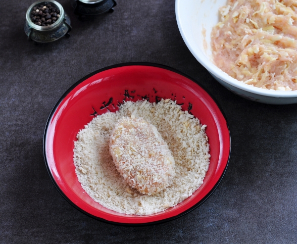 Обвалять котлету в сухарях