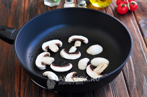 Обжарить грибы
