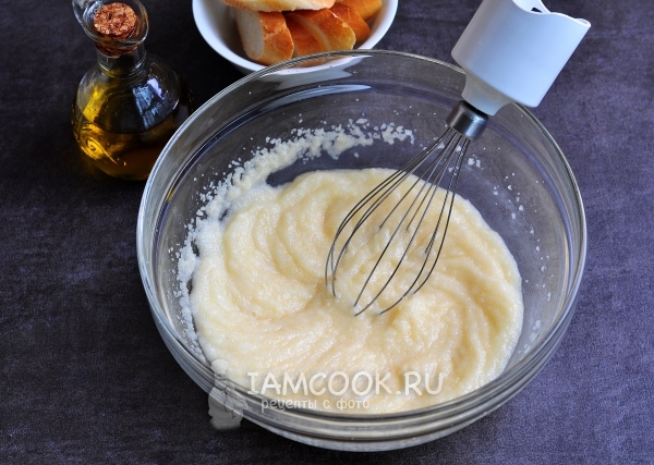 Взбить икру с маслом