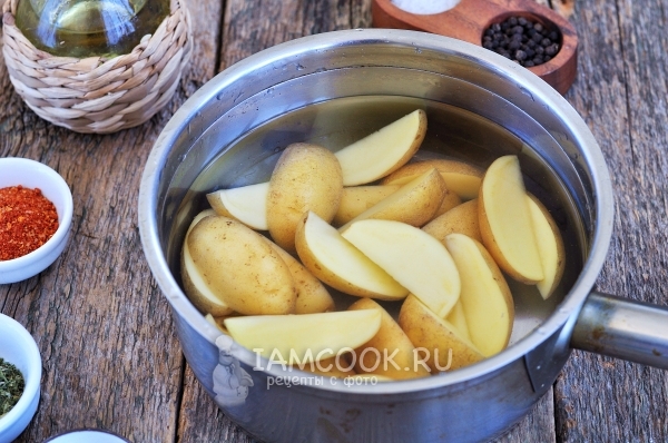 Положить картофель в воду