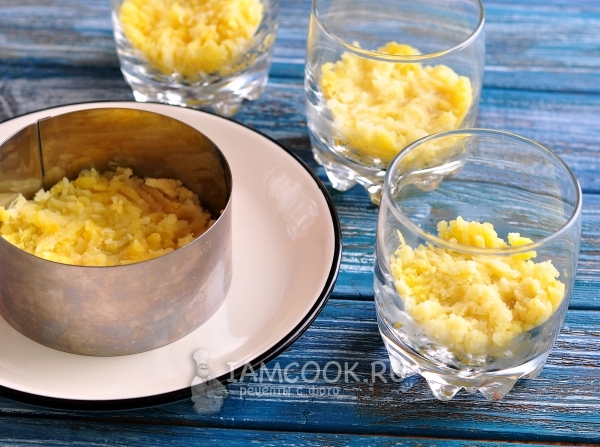 Выложить слой картофеля