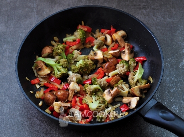 Добавить грибы и брокколи