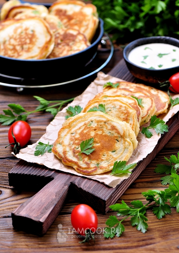 Фото оладий с зеленым луком на кефире