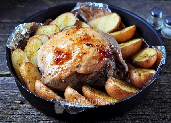 Маринованное мясо с картошкой в духовке