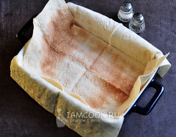 Положить в форму лаваш